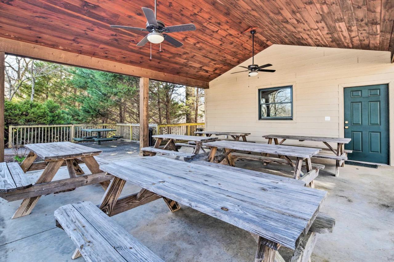 Lake Lure Studio With Private Balcony And Pool Access! エクステリア 写真